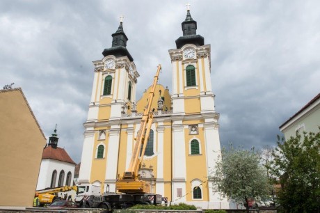 Másolatot készítenek a székesegyház homlokzati szobrairól